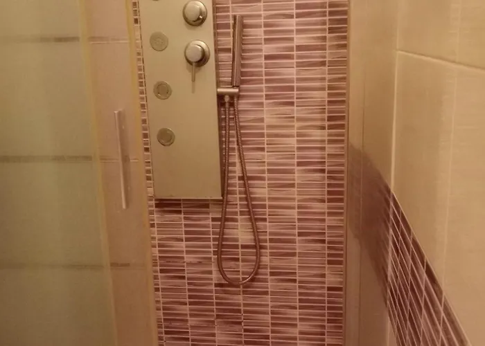 Casa - House Xavier Una Casa Famigliare , Dame Entra Solo Chi A Un Bel Cuore , Non'e Il L'intero Alloggio Solo Stanze E Bagno Turín