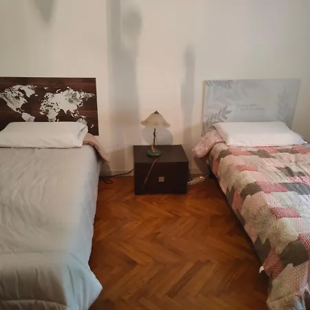 Stanza In Nel Piano Rialzato Con Bagno Privato , In Stabile Signorile Torino
