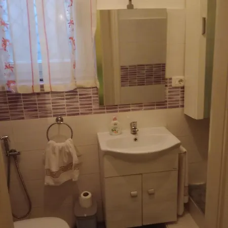 Alloggio in famiglia Stanza In Nel Piano Rialzato Con Bagno Privato , In Stabile Signorile *