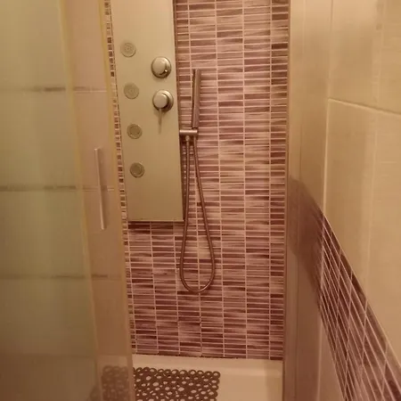 Casa - House Xavier Una Casa Famigliare , Dame Entra Solo Chi A Un Bel Cuore , Non'e Il L'intero Alloggio Solo Stanze E Bagno Torino
