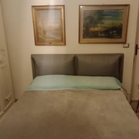 Alloggio in famiglia Stanza In Nel Piano Rialzato Con Bagno Privato , In Stabile Signorile *